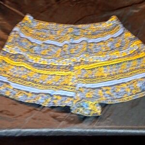 WILD PEARL. Navy & tan shorts.